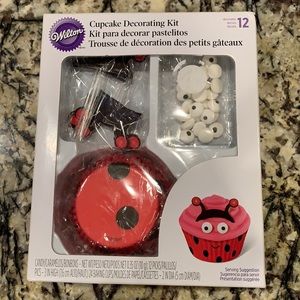 Wilton cupcake decorating kit, brand new.
